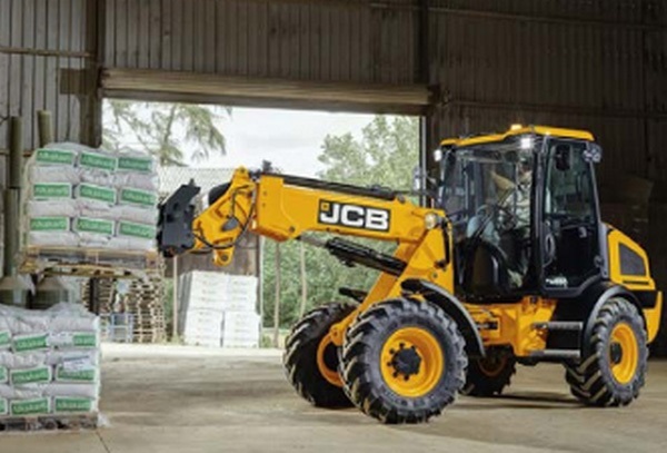 Ładowarka,z zamontowanym dodatkowym osprzęt w postaci wideł